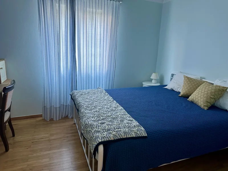 AthenKipseliOase, Camera da letto