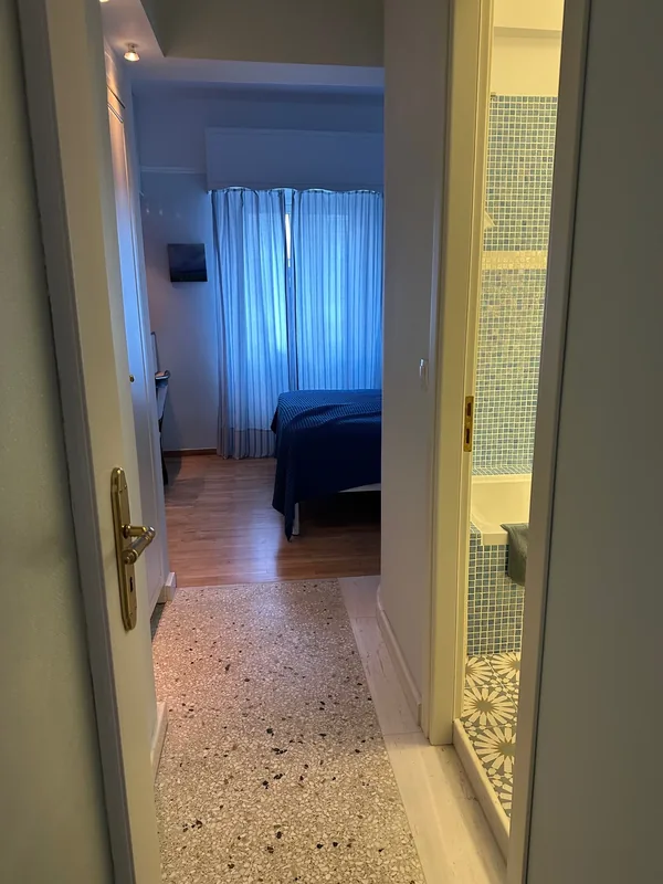 AthenKipseliOase, Camera da letto